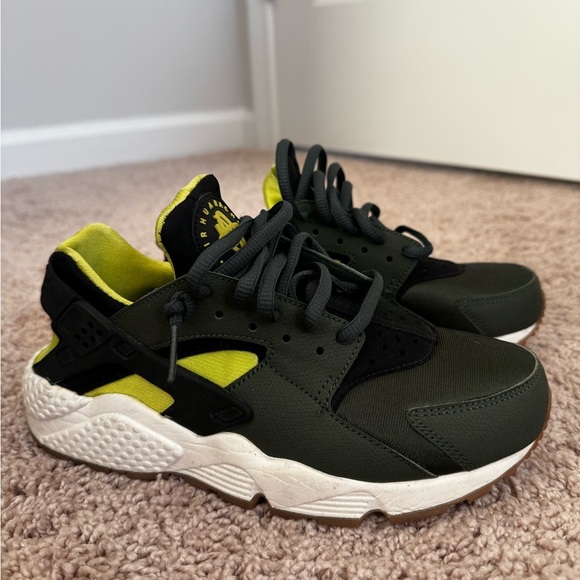 Nike Shoes - Wmns Air Huarache Run 'Carbon Green'